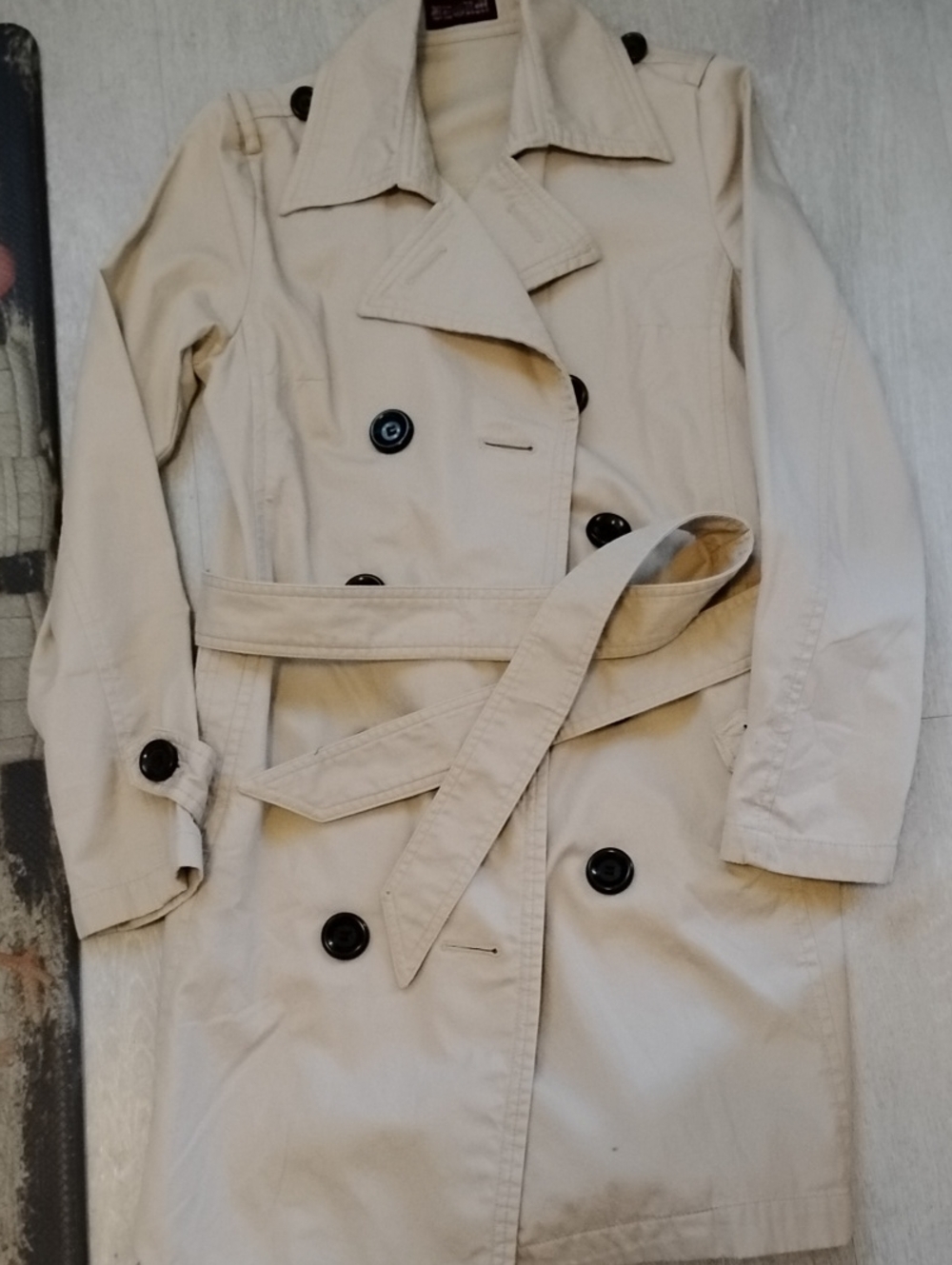 Classic Beige Vintage Double-Breasted Trench Coat - Picture 13 of 13